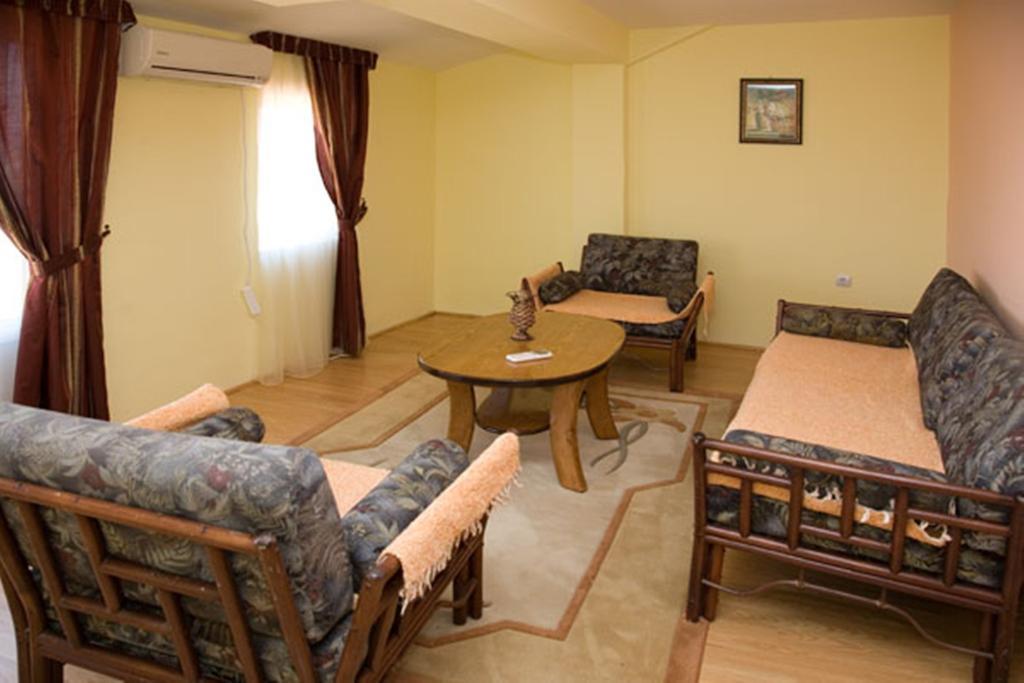 Hotel Uni Palas II Кавадарци Екстериор снимка